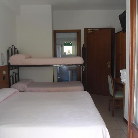 Hotel Ferrara San Benedetto del Tronto Zimmer foto